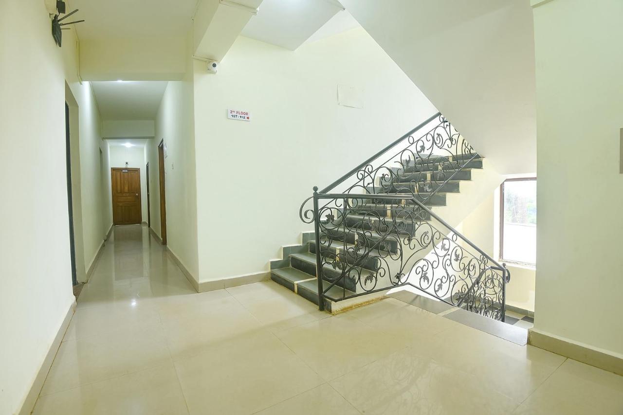 Fabexpress De Classio With Pool - Nr Candolim Beach Hotel Екстериор снимка